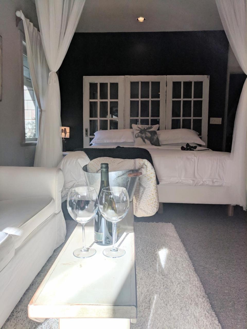 Amara Bed & Breakfast (Adults Only) Sidney Exterior photo